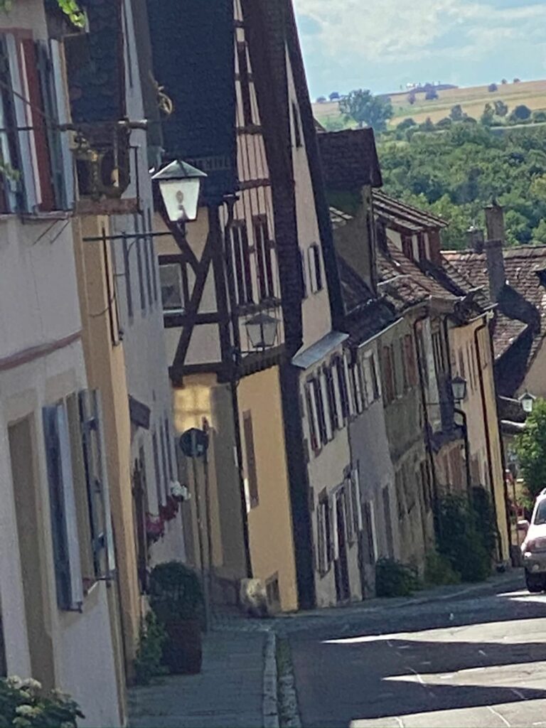 Ein Blick in die Judengasse an einem schönen Tag in Rothenburg ob der Tauber