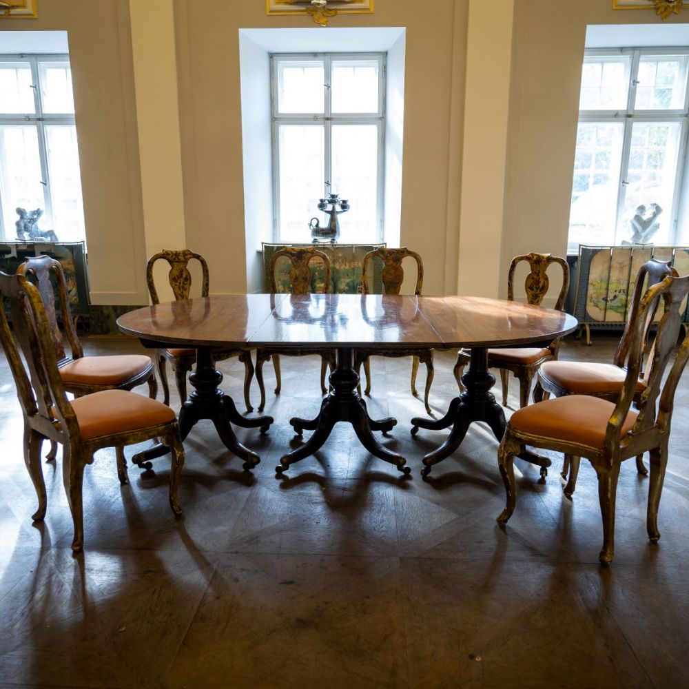 Tisch mit Stühlen im Schloss Erkersreuth