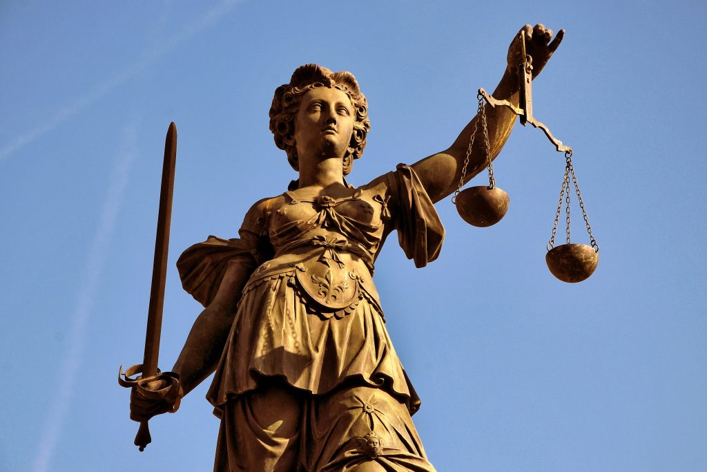 Justitiabrunnen mit Bronzestatue